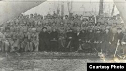 Дүйшөналы Бабаханов (ортодо) кызыл аскерлердин биринчи парадын кабыл алууда. 1925-жылдын ноябры.