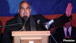 Armenia - Heritage Party leader Raffi Hovannisian addressing an anti-government rally in Yerevan, 10Oct2014.