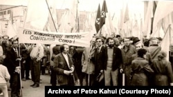 25 березня 1990 рік. Мітинг у Хусті (Закарпатська область), де проходило засідання великої ради Народного руху України. На фото гасло: «Геть комуністичну імперію – Совітський Союз»