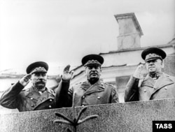 Иосиф Сталин на трибуне Мавзолея Ленина вместе с маршалами Семеном Будённым (слева) и Георгием Жуковым (справа) в 1945 году. К тому времени победоносный диктатор давно забыл о страхе, которым он был охвачен в первые дни войны