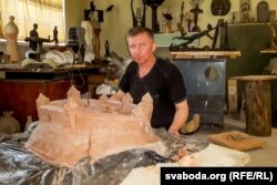 Скульптар Андрэй Верабʼёў з эскізам выявы Магілёўскага замчышча