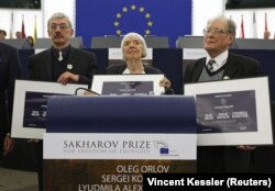 Правозахисники (зліва направо) Олег Орлов, Людмила Алексєєва та Сергій Ковальов під час вручення їм премії імені Сахарова. Страсбург, 16 грудня 2009 року