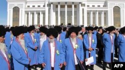 Türkmen ýaşulylary maslahata taýýarlanýar. Arhiw suraty. Illýustrasiýa.