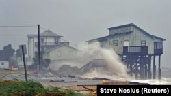 برخورد امواج با خانه‌ها در فلوریدا