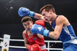 Gazagystanly boksçy Kaýrat Eraliýew (gyzyl eşikde) Germaniýanyň Gamburg şäherinde geçýän dünýä ýaryşynda.