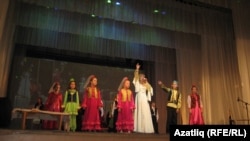 Эльвира Сәлимҗанова сәхнәдә балалар белән