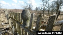 Стары беларускі звычай: збанкі вывешваць на частакол сушыцца. Гэты гарлач заімшэў забыты