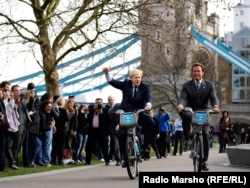 Борис Джонсон і Арнольд Шварценеггер катаються на велосипедах