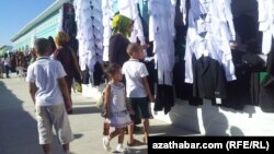 Mekdep üçin harytlaryň bazary. Türkmenistan (arhiw suraty)