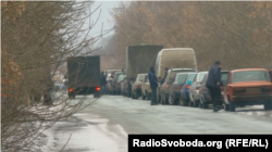 Вантажівки, які прямують в логістичний центр