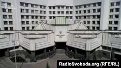 У переддень одного зі судових засідань Конституційний суд відвідував на той момент адвокат Коломойського – Андрій Богдан