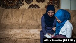 Назіфе і Сафіє розглядають фотографії з батьком