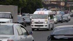 Ըստ լրագրողի՝ վարչապետի շարասյան անցնելու ընթացքում շտապօգնության մեքենան մնացել է խցանման մեջ