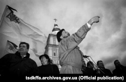 В’ячеслав Чорновіл на Михайлівській площі в Києві біля Михайлівського Золотоверхого монастиря. Фото з архівів Центрального державного кінофотофоноархіву України імені Г. Пшеничного