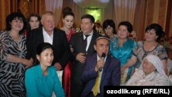 Шерали Жўраев шоир Муҳаммад Исмойилнинг уйида