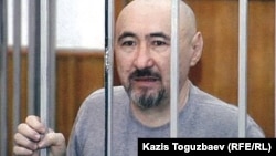 Жазушы-диссидент және ақын Арон Атабек "Шаңырақ ісі" бойынша сотта тұр. Алматы, 5 қазан 2007 жыл.