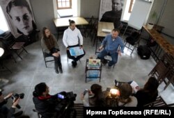 Презентация проекта «Гимназия» в Мариуполе. На фото: слева направо Анастасия Евдокимова, Андрей Палатный, Максим Демский