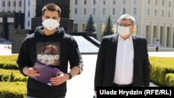 Эдуард і Віктар Бабарыка пасьля падачы ў ЦВК дакумэнтаў аб рэгістрацыі ініцыятыўнай групы на прэзыдэнцкіх выбарах. Менск, 15 траўня 2020