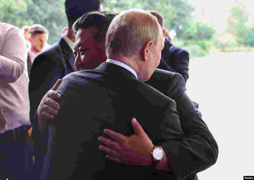 Путін та Кім зустріли один одного обіймами