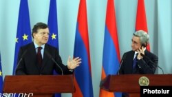 Հայաստանի նախագահ Սերժ Սարգսյանը եւ Եվրոպական հանձնաժողովի նախագահ Ժոզե Մանուել Բարոզոն համատեղ մամուլի ասուլիսում