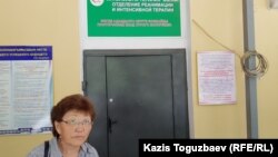 62-летняя жительница Алматы Асемгуль Жаугашева возле двери отделения реанимации и интенсивной терапии алматинского кардиологического центра, куда поступил ее сын 40-летний Жулдызбек Таурбеков, один из фигурантов дела «девяти мусульман». Алматы, 29 июня 2019 года. 