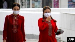 Маска таққан әйелдер. Ашғабат, 3 шілде 2020 жыл. 

