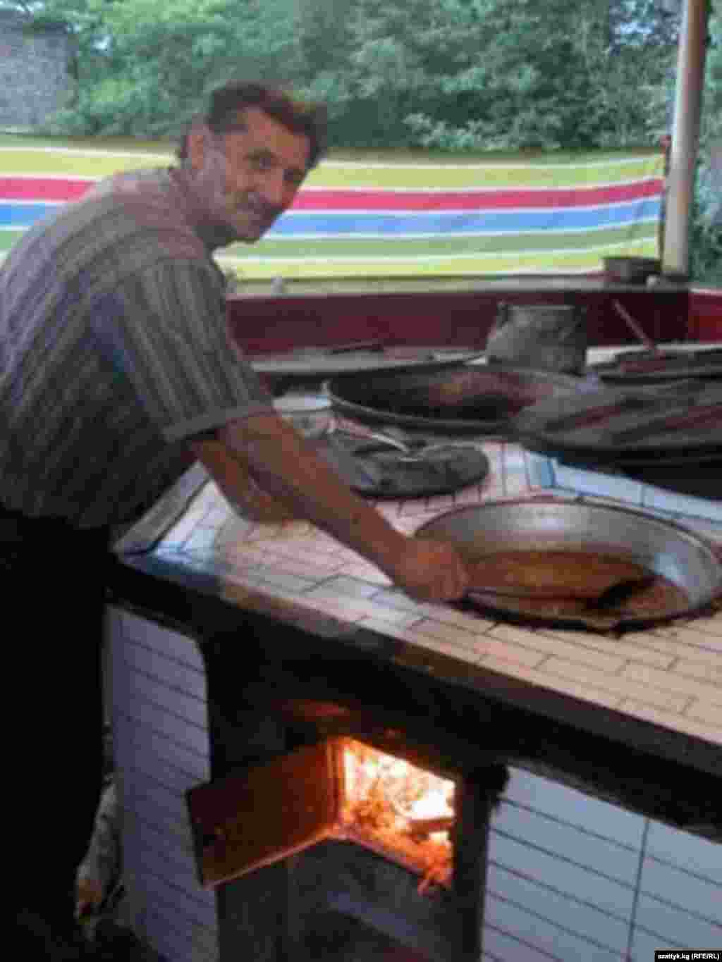 Невозможно представить древний Ош без знаменитых чайхан. Местные старожилы иногда называют их «самоварами». Только там можно почувствовать неповторимый вкус ошского плова.