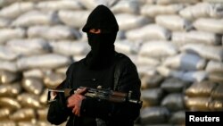 Вооруженный человек в Славянске, 18 апреля 