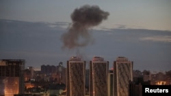 Дим над Києвом у ході російської атаки, 22 жовтня 2025 року