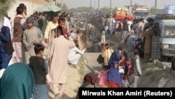 انتظار مردم در بیرون از فرودگاه کابل