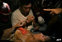 Женщина, которую спасли из-под завалов жилого дома Sky Villa Condo, Мандалай, Мьянма, 29 марта 2025 года