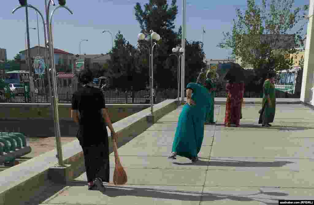 Ýowarlara çykarylýan edara-kärhanalaryň işgärleriniň aýtmagyna görä, bu oktýabryň 20-ne şäherde geçirilmeli Ýaşulular maslahatyna görülýän taýýarlyklar bilen bagly.