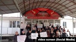 Музыкалык окуу жайынын имаратынын алды.