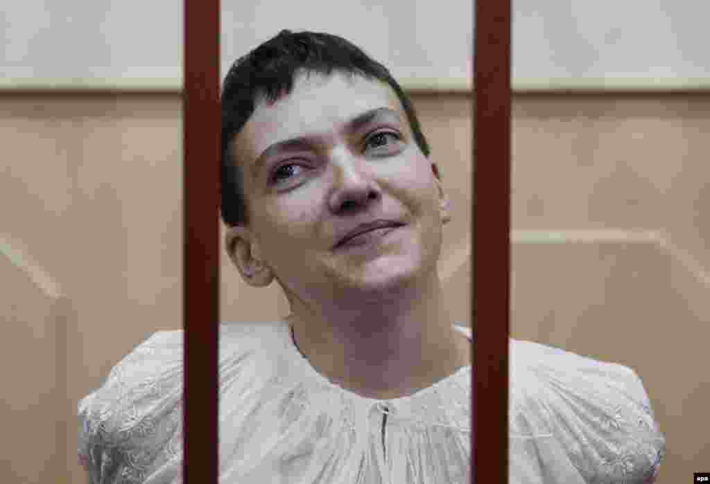 Надія Савченко під час засідання Басманного суду. Москва, 17 квітня 2015 року