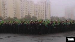 18-nji oktýabrda Aşgabatda energetika desgalarynyň toplumynyň açylyş dabarasyna gatnaşýan studentler we işgärler. "Türkmen Inisiatiwasy" toparynyň websaýtyndan alnan surat.