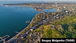 За даними російського голови міста, такі телефонні дзвінки здійснюються з метою викликати панічні настрої серед керчан