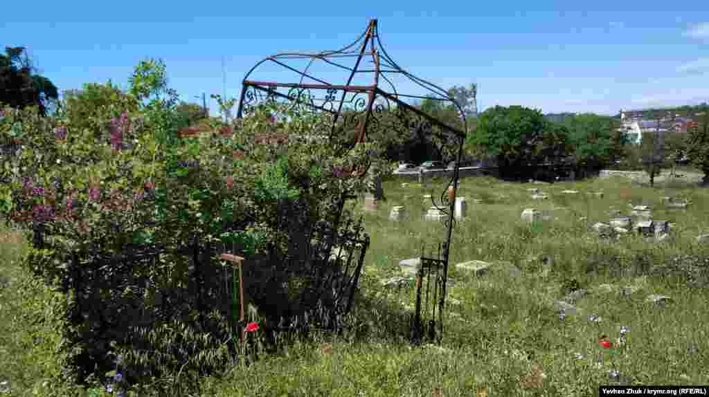 Старовинна альтанка біля однієї з могил збереглася тільки частково. Кований метал, поки ще не розпиляний і не зданий у металобрухт нашими сучасниками