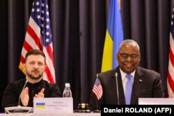 Президент України Володимир Зеленський (ліворуч) і міністр оборони США Ллойд Остін на зустрічі Контактної групи з питань оборони України на авіабазі «Рамштайн». Німеччина, 9 січня 2025 року