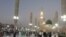 Паломники перед Мечетью Пророка в Медине