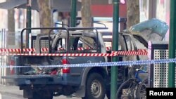 Оточений поліцією автомобіль, що згорів на в'їзді в торговельний центр у Мельбурні, 9 листопада 2018 року