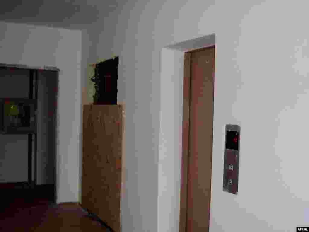 Шолпан абайламай адам таситын лифтіге емес,  екінші лифтінің бос тұрған шахтасына қарай қадам басты  - Рядом с пустой шахтой – действующий лифт. Но Шолпан шагнула в соседнюю, пустую шахту. 