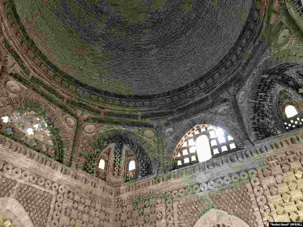 Мақбараи Сомониён дар маркази Бухоро тақрибан ягона мероси таърихие мебошад, ки ҳолати аввалияашро ҳифз кардааст