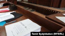 Сот отурумдарынын бири. Иллюстрациялык сүрөт.