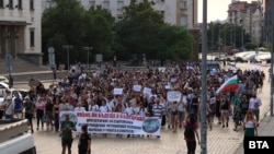 Шествието на протестиращите с искане за по-добри условия на труд за младите лекари