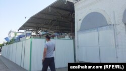 Türkmenistanda ýapylan bazarlaryň biriniň golaýyndan geçip barýan ýaşaýjy