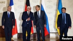 Справа наліво: голови МЗС України (Павло Клімкін), Росії (Сергій Лавров), Німеччини (Франк-Вальтер Штайнмаєр) та Франції (Жан-Марк Айро). Переговори в Мінську, листопад 2016 року