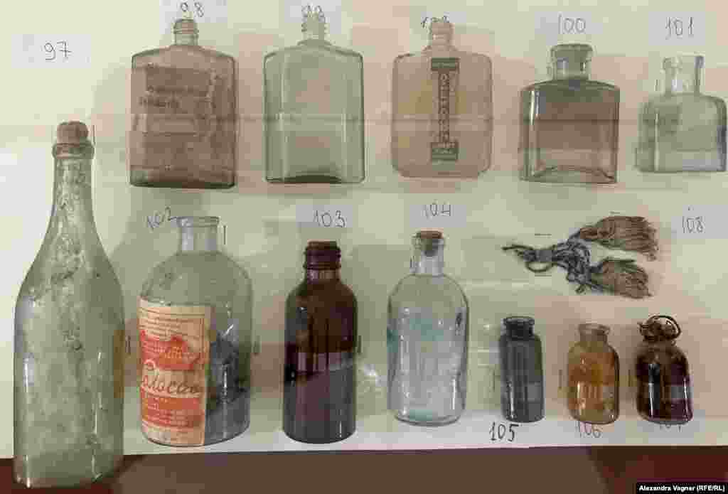 Derman çüýşeleri we kosmetiki serişdeleriň gaplary, bular Sibirdäki &quot;Öli ýol&quot; diýlip atlandyrylýan ýoluň boýundaky düşelgeleriň we keselhanalarynyň harabaçylygyndan tapyldy.