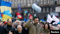 Виталий Кличко, Арсений Яценюк, а также Ярослав Качиньский, лидер польской оппозиционной партии "Право и справедливость", на митинге на Майдане Незалежности. Киев, 1 декабря 2013 года