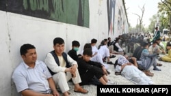 Люди сидят возле посольства Франции в Кабуле. 18 августа 2021 года. Иллюстративное фото