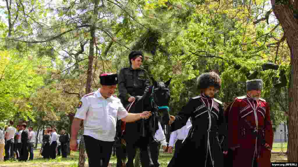 Детей поделили на 2 возрастные группы. Старшие проходили обряд отдельно от младших